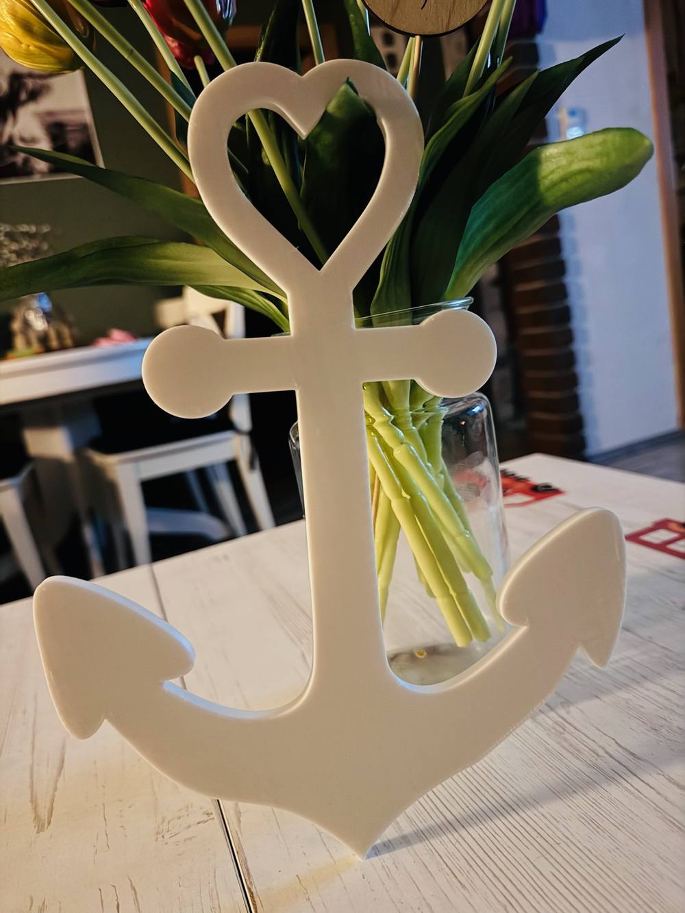 Weißer Deko-Anker mit Herz-Ausschnitt als Blumenvase