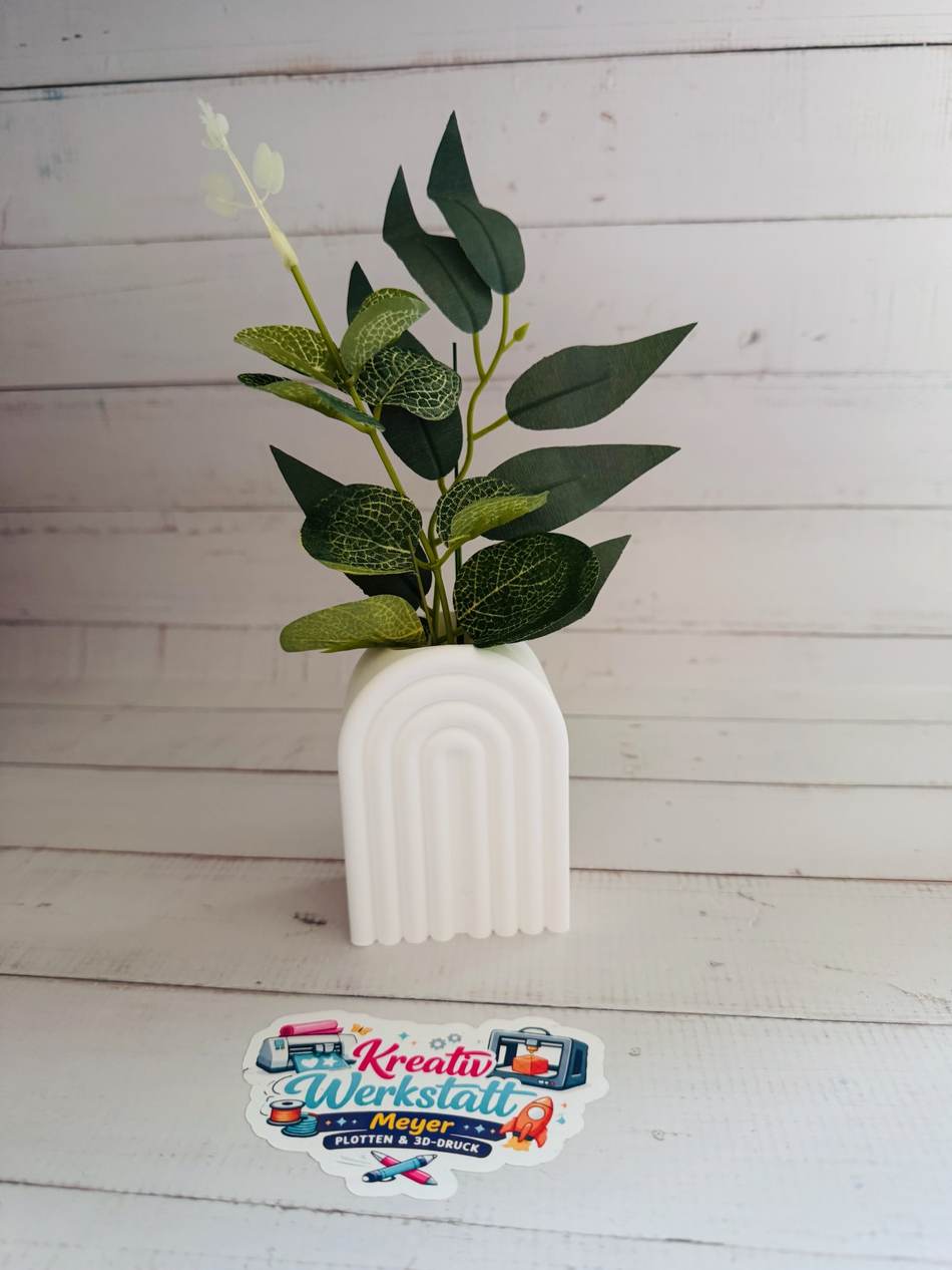 Weiße geriffelte Bogen-Vase mit Eukalyptuszweig
