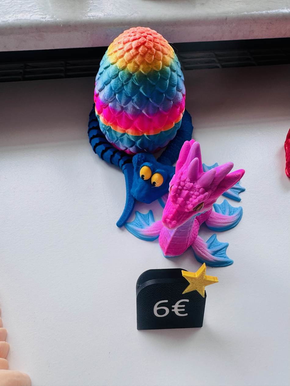 Buntes Drachenei mit zwei kleinen Drachenköpfen