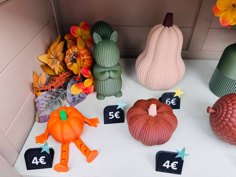 Herbstdeko mit Kürbis-Figur, Hase, Kürbissen und Eichel