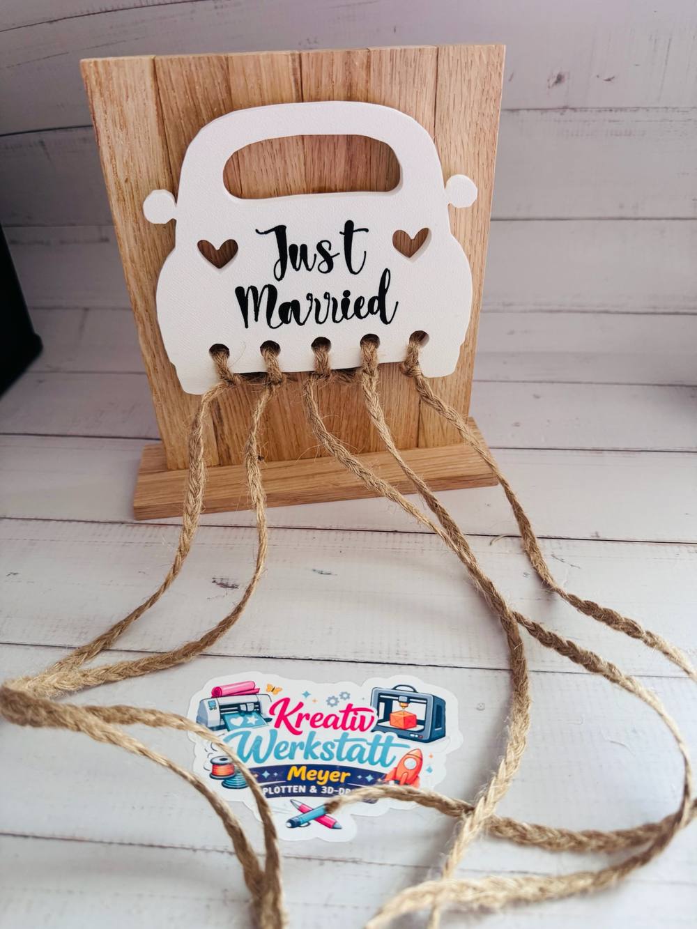 Holzschild Just Married in Autoform mit Kordeln