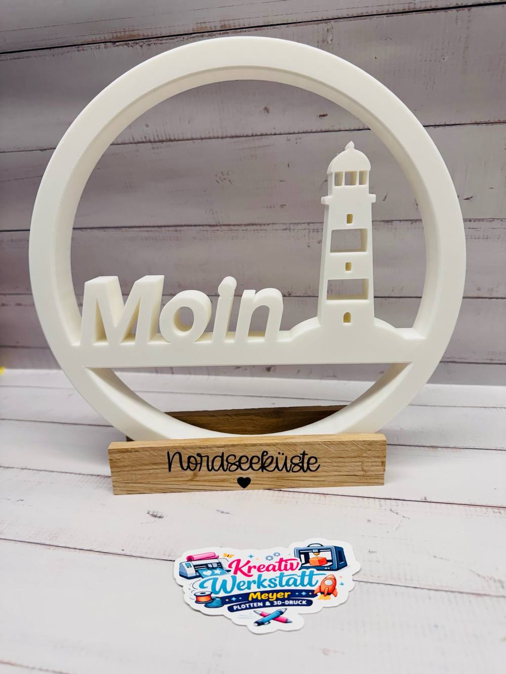 Moin-Schriftzug mit Leuchtturm auf Holzsockel Nordseeküste