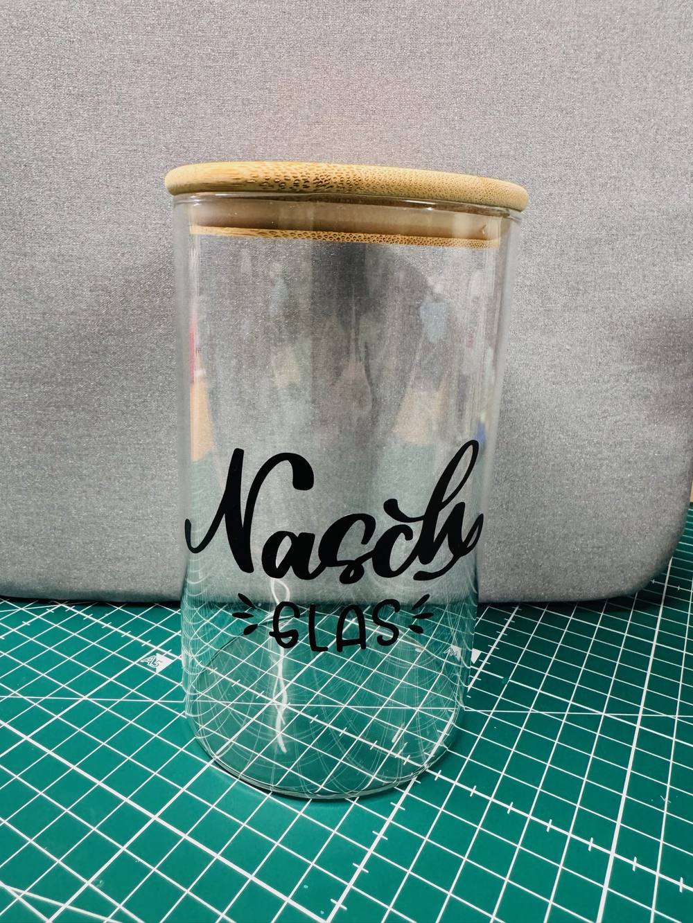 Glas mit Bambusdeckel und Schriftzug Naschglas
