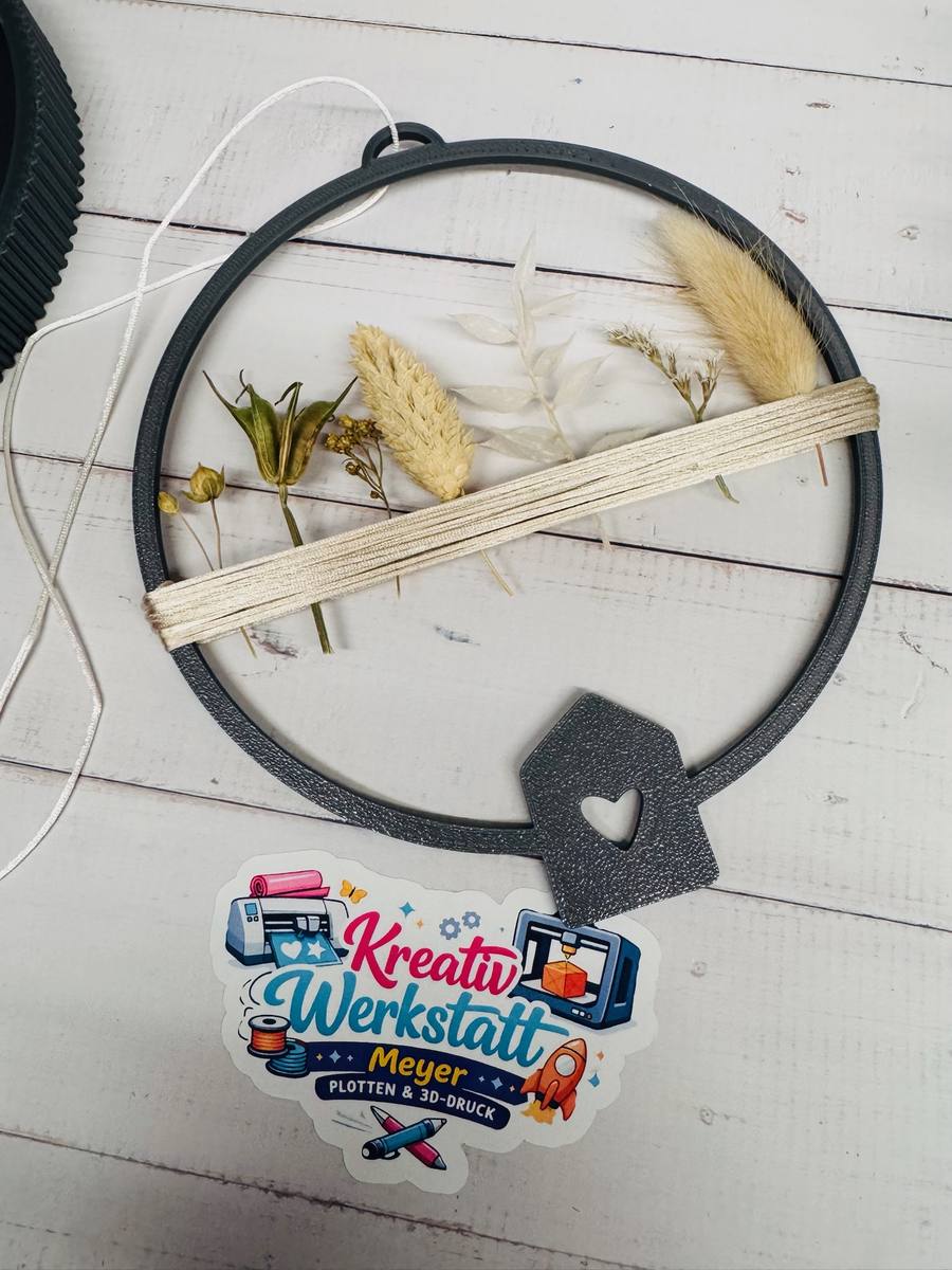 3D-gedruckter Ring mit Trockenblumen zum Aufhängen